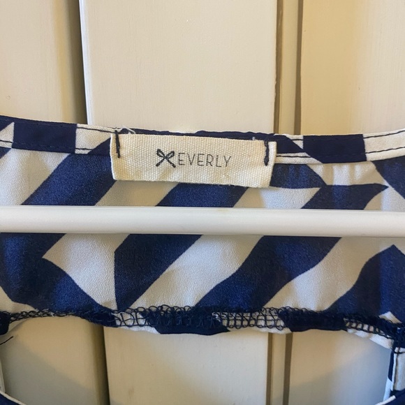 Everly navy and white geometric tank top. Small. - Picture 4 of 4